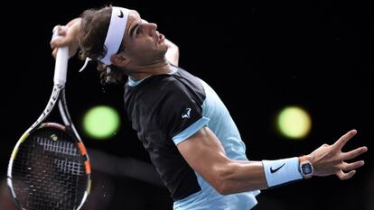 Nadal sirve durante el duelo contra Rosol.