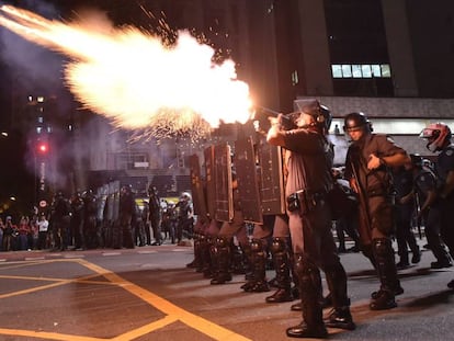 Polícia lança bombas de gás para reprimir ato na av. Paulista.