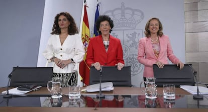 Isabel Celaá, Nadia Calviño y María Jesús Montero, a su llegada a la rueda de prensa tras el Consejo de Ministras.
 