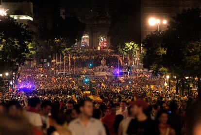 La plaza de Cibeles, en el centro de Madrid, llena de seguidores celebrando la victoria de La Roja.