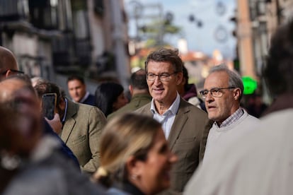 El presidente del Partido Popular, Alberto Núñez Feijóo, se fotografía con un ciudadano en Guadalajara, este jueves.