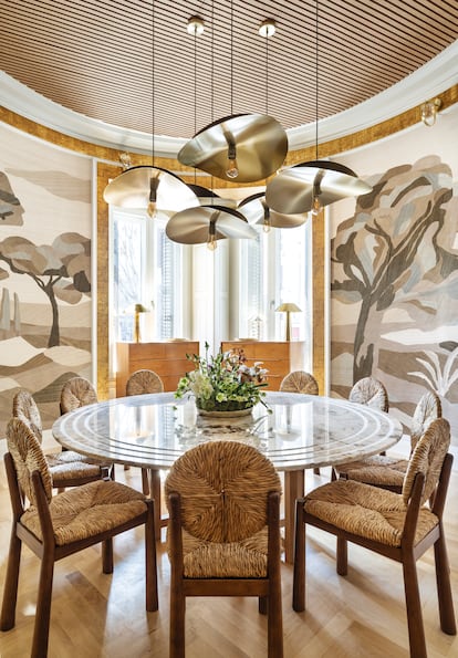 El espacio de Maisons du Monde en Casa Decor ha sido realizado por el interiorista Raúl Martins. El revestimiento está hecho con madera de árboles de ARTE.