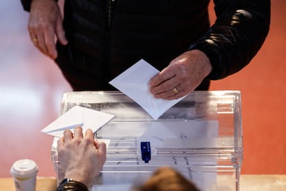 Un hombre depositaba el día 18 su voto en las elecciones gallegas en un colegio de Santiago.