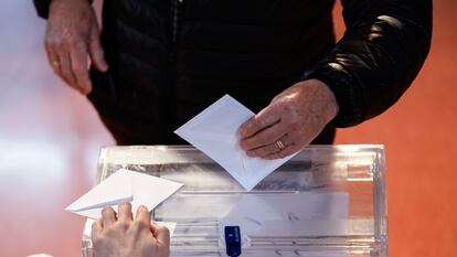 Un hombre depositaba el día 18 su voto en las elecciones gallegas en un colegio de Santiago.