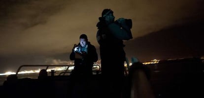 Agentes españoles, en una patrullera el pasado día 21 de agosto en la bahía de Algeciras, frente a Gibraltar.