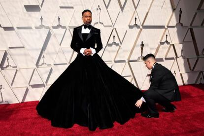 Billy Porter, da série 'Pose', sempre dá um espetáculo nos tapetes vermelhos. Nos Globos de Ouro, apareceu com um chamativo modelo cinza com capa e, nos Oscar, sorpreende com um smoking com saia, modelo do estilista Christian Siriano.