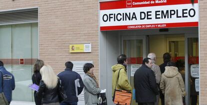 Un grupo de personas hacen cola en la entrada de una oficina de empleo de la Comunidad de Madrid