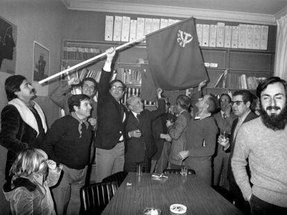 Ramón Tamames alza la badera del PCE el día de su legalización, en 1977.
