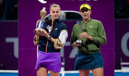 Kvitova y Muguruza posan con los trofeos tras el triunfo de la checa, este sábado en Doha.