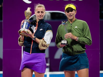 Kvitova y Muguruza posan con los trofeos tras el triunfo de la checa, este sábado en Doha.