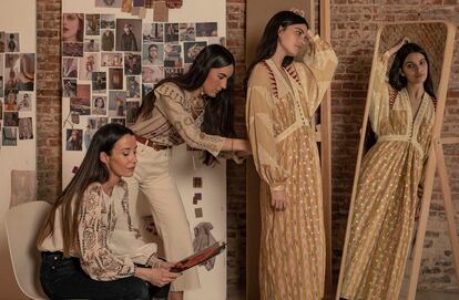 Las diseñadoras de Maksu, Gabrielle Vivanco y Virginia Olaso prueban un vestido a la modelo Malena Lite en su tienda, en Madrid.