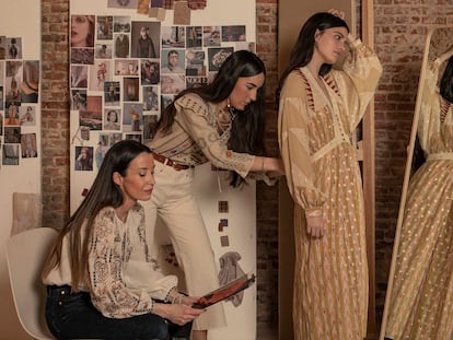 Las diseñadoras de Maksu, Gabrielle Vivanco y Virginia Olaso prueban un vestido a la modelo Malena Lite en su tienda, en Madrid.