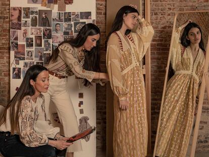 Las diseñadoras de Maksu, Gabrielle Vivanco y Virginia Olaso prueban un vestido a la modelo Malena Lite en su tienda, en Madrid.