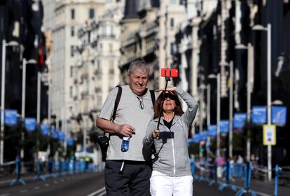 La Gran Vía madrileña sin coches bien merece pararse a hacerse un 'selfie'.
