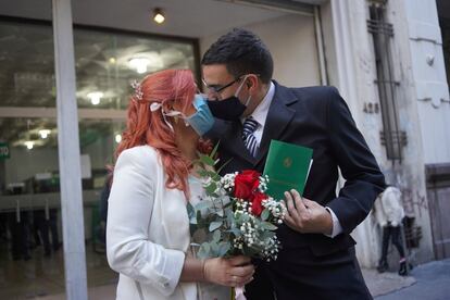 Laura Gómez y Martín Larzabal se besan tras contraer matrimonio civil en Montevideo (Uruguay).