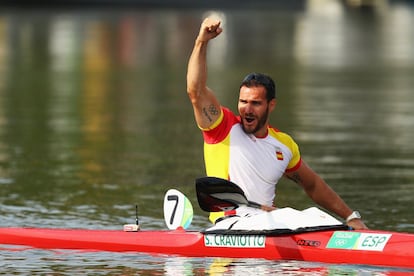 El español Saúl Craviotto celebra su medalla de bronce en la prueba de K1 200 metros de los Juegos Olímpicos Río 2016.