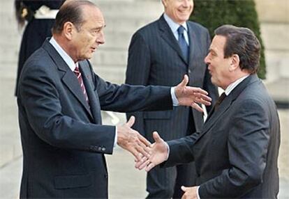 El presidente francés, Jacques Chirac, saluda al canciller alemán, Gerhard Schröder, ayer en París.