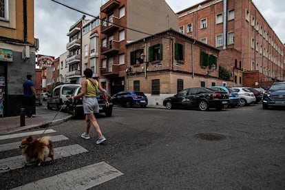 Esa casita de ladrillo que hace esquina es la última del primer barrio obrero de Madrid. Está en la calle Grandeza Española, 87, en Alto de Extremadura. ÁLVARO GARCÍA