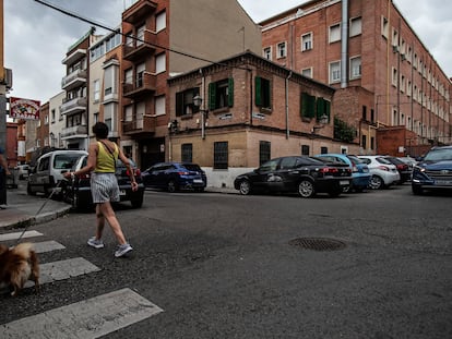 Esa casita de ladrillo que hace esquina es la última del primer barrio obrero de Madrid. Está en la calle Grandeza Española, 87, en Alto de Extremadura. ÁLVARO GARCÍA
