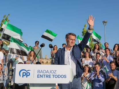El presidente del PP, Alberto Núñez Feijóo, en un acto electoral en Badajoz el 11 de mayo.