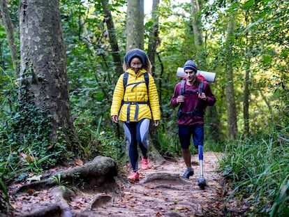 Una pareja hace senderismo en un bosque.