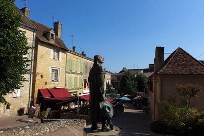 La estatua de Cyrano junto a la iglesia de Saint Jacques, en la plaza Pélissière.