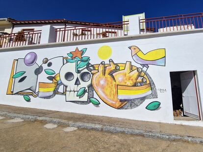 El mural pintado por Manuel Sierra en la pared de Castronuño (Valladolid).