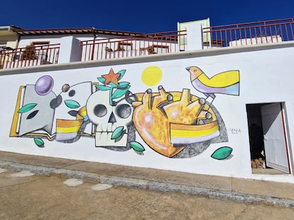 El mural pintado por Manuel Sierra en la pared de Castronuño (Valladolid).