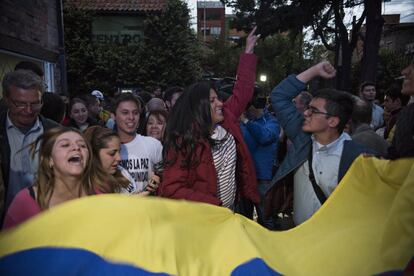 Seguidors del sí observen els resultats del plebiscit al parc dels Hippies, a Bogotà.