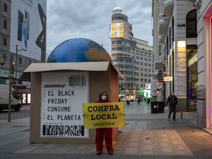 Protesta de Greenpeace en la Gran Vía de Madrid, el pasado noviembre con motivo del Black Friday.