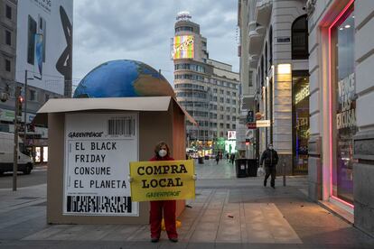 Greenpeace coloca una gran caja gigante en la Gran Vía de Madrid contra el "consumismo desaforado" del Black Friday.
