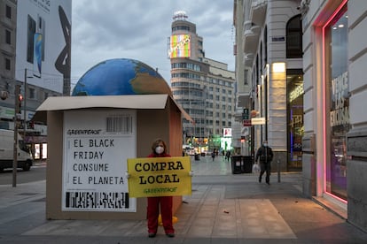 Greenpeace denuncia en Gran Vía que el "consumo desaforado" del Black Friday "consume el planeta"