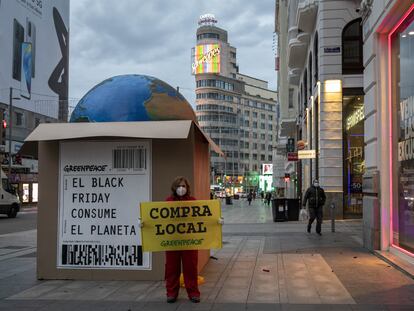 Greenpeace coloca una gran caja gigante en la Gran Vía de Madrid contra el "consumismo desaforado" del Black Friday.