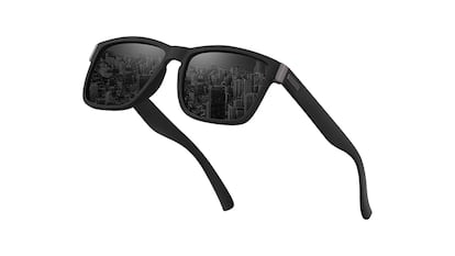 Gafas de sol polarizadas sobre fondo blanco.