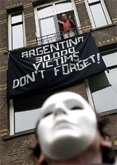 Protesta en el centro de Amsterdam contra la dictadura de Videla.