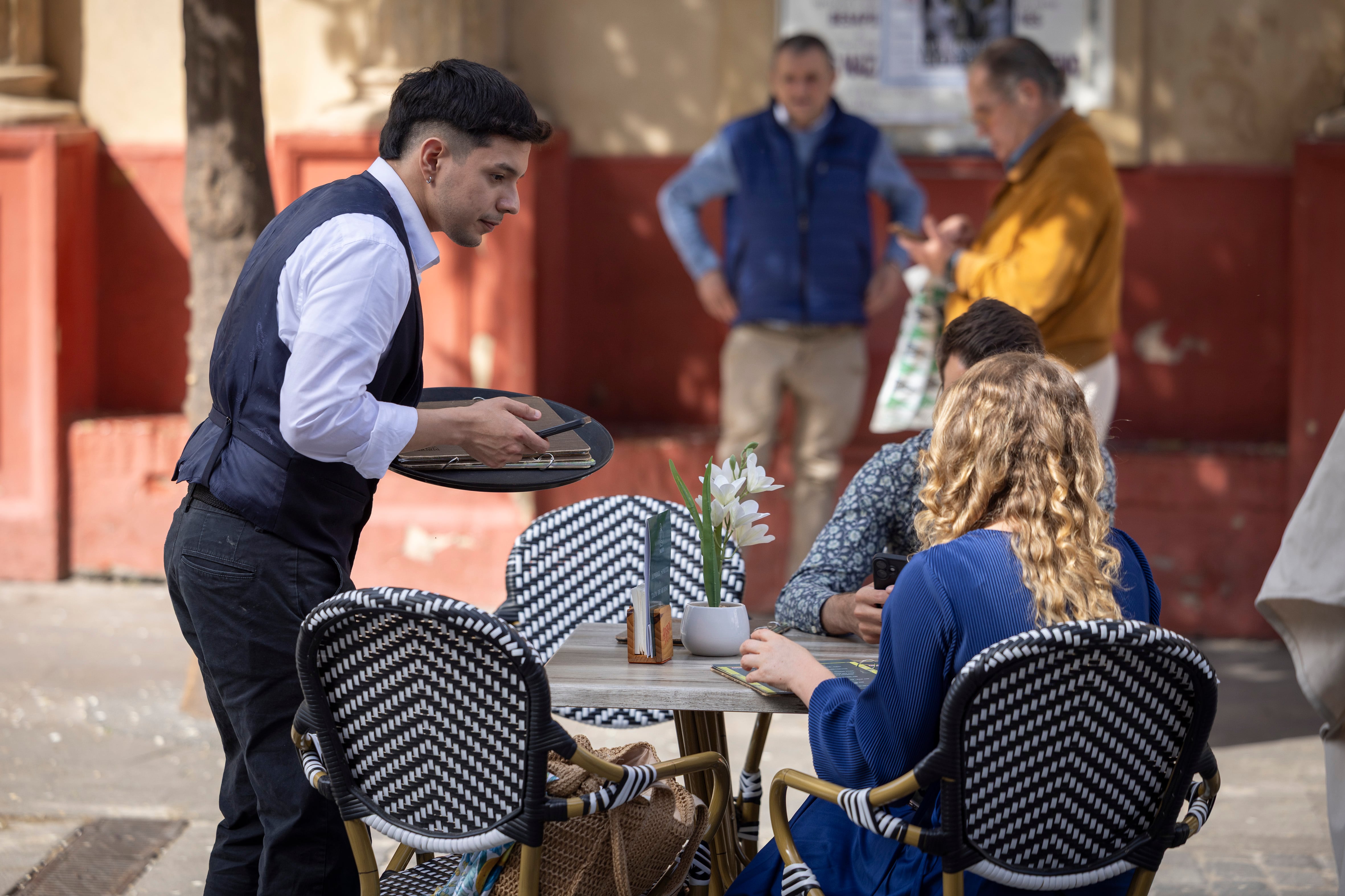 Un trabajador de la hostelería en Sevilla, en marzo.