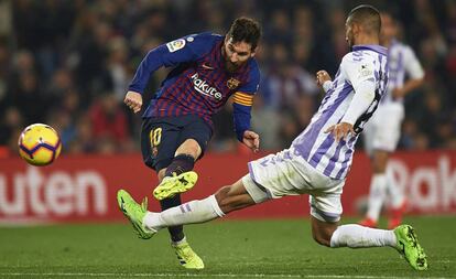 Messi dispara pese a la oposición de un jugador del Valladolid.