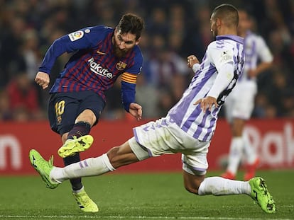 Messi dispara pese a la oposición de un jugador del Valladolid.