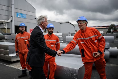 El primer ministro francés, Michel Barnier, durante su reciente visita a una fábrida de productos de aluminio en Issoire, en el centro de Francia. EFE/EPA/JEFF PACHOUD / POOL MAXPPP OUT