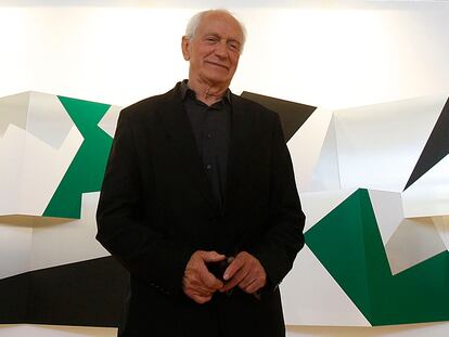 El artista Juan Serrano Muñoz, en 2010, cuando mostró su obra en una exposición en Sevilla.
