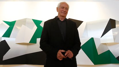 Juan Serrano (Córdoba, 1929-2020), ex integrante de Equipo 57, ante su mural de la serie "Ópticas" en el Casino de la Exposición de Sevilla, en la que muestra su producción por primera vez desde 1985.
