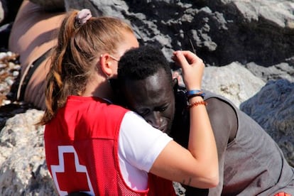 El abrazo de Luna Reyes con un migrante.