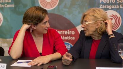 Ada Colau y Manuela Carmena en un acto en el C&iacute;rculo de Bellas Artes.   
 
 