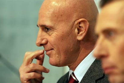 Arrigo Sacchi, junto a Emilio Butragueño, durante la conferencia de prensa de su presentación oficial en el Madrid.