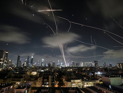 El sistema de defensa antiaérea israelí interceptaba anoche misiles lanzados desde Irán, en Tel Aviv.