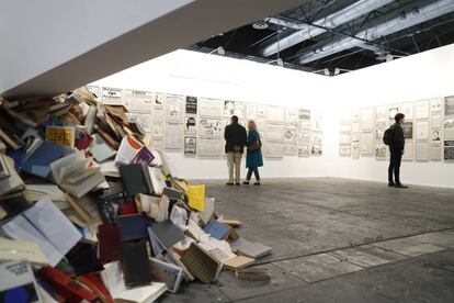 'Stand' de EL PAÍS en ARCO con obras de los artistas Alicia Martín y Fernando Bryce.