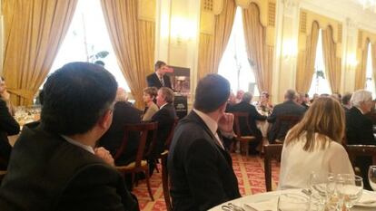 Fernández Casado, al fondo, durante su intervención en el almuerzo anual del Club Cocherito.