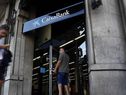 Una oficina de Caixabank en la Gan Via de les Corts Catalanes, Barcelona.