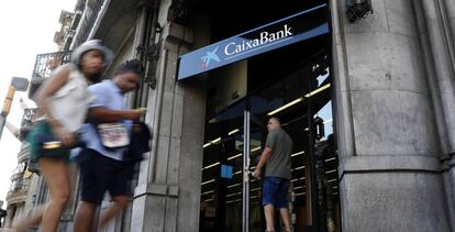 Una oficina de Caixabank en la Gan Via de les Corts Catalanes, Barcelona.