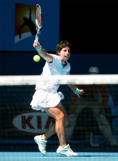 La tenista española Carla Suárez devuelve una bola a la rusa Elena Dementieva.